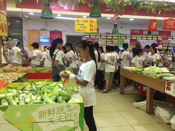 孩子們認(rèn)真的在選擇自己想要買(mǎi)的蔬菜