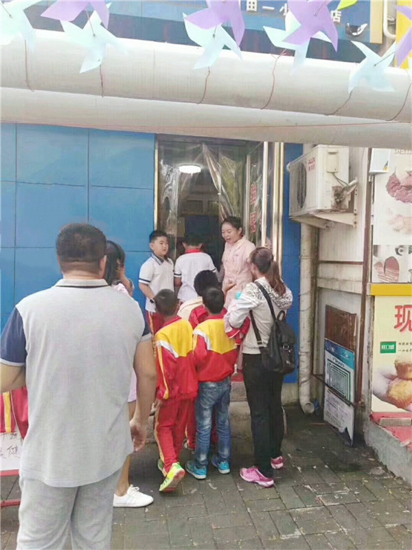 家長(zhǎng)帶著孩子進(jìn)店檢查視力，十分熱鬧