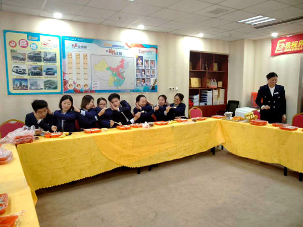 冬至游戲進(jìn)行中，小伙伴們都玩得十分開心