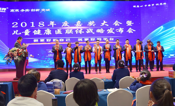 易視界表現(xiàn)優(yōu)秀的伙伴上臺領取現(xiàn)金獎勵