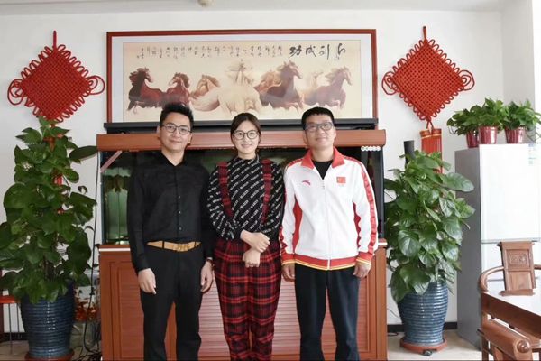北京雙奧集團(tuán)尤小龍總裁、中國(guó)著名戲歌雙棲明星、66國(guó)選美國(guó)際皇后王光姣與易視界陶總合影