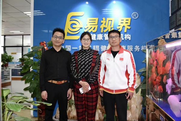 北京雙奧集團(tuán)尤小龍總裁、中國(guó)著名戲歌雙棲明星、66國(guó)選美國(guó)際皇后王光姣與易視界陶總合影