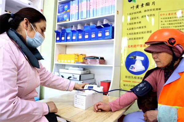 愛心聚焦！易視界300多副老花鏡暖了環(huán)衛(wèi)工人的心！