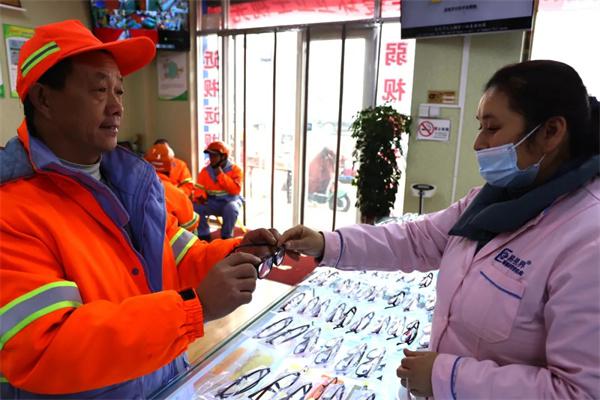 愛心聚焦！易視界300多副老花鏡暖了環(huán)衛(wèi)工人的心！